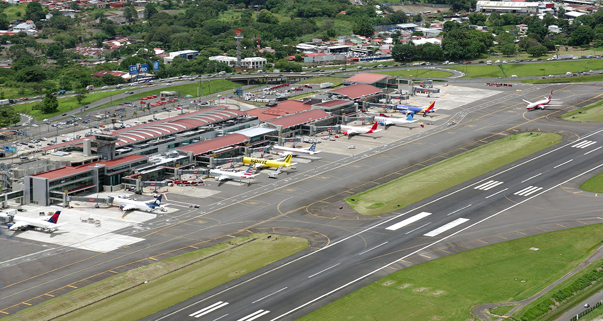 Aeropuerto Juan Santamaría destaca manejo de tiempos menores a una hora en temporada alta